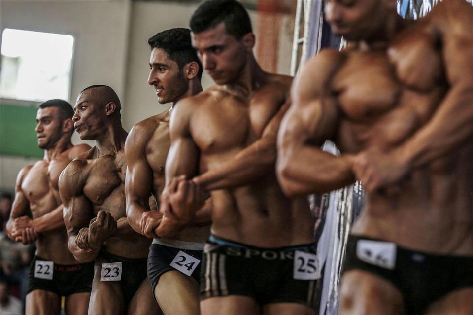 Männlichkeit wird immer wieder auch über Stärke definiert. (Symbolbild)Mohammed Talatene/dpa