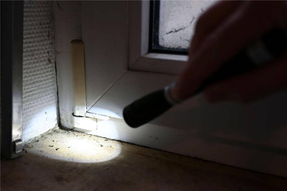 Mäusekot hat auf einem Fensterbrett einer Pizzeria nicht zu suchen.Katharina Kausche/dpa