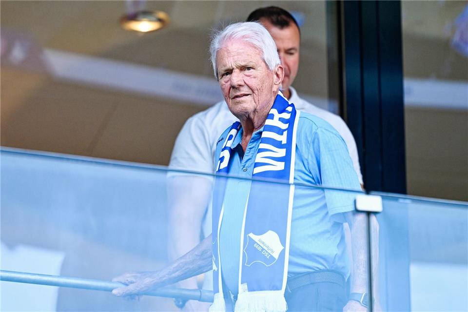 Mäzen Dietmar Hopp schaut in der Arena zu.Uwe Anspach/dpa