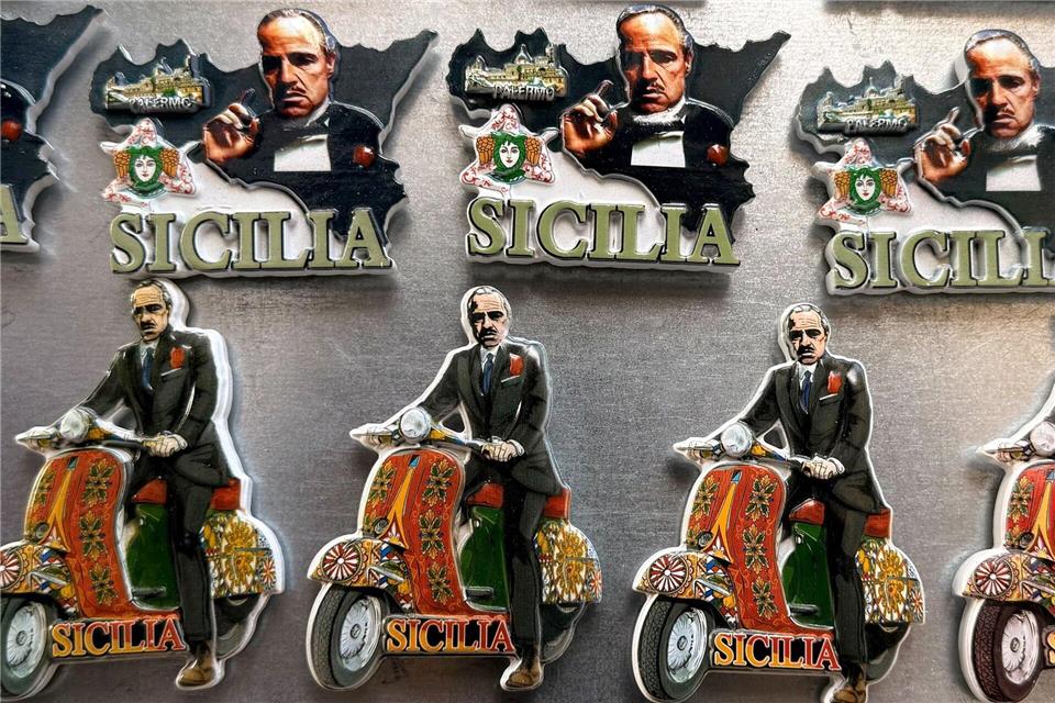 Mafia-Souvenirs sind in Palermo überall zu kaufen. (Archivbild)Christoph Sator/dpa