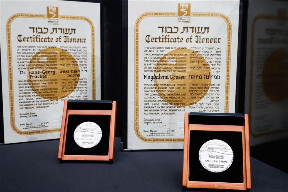 Magdalena Große und Hans-Georg Früchte wurden posthum als „Gerechte der Völker“ mit Yad-Vashem-Medaillen ausgezeichnet - benannt nach der Holocaust-Gedenkstätte in Israel. Annette Riedl/dpa