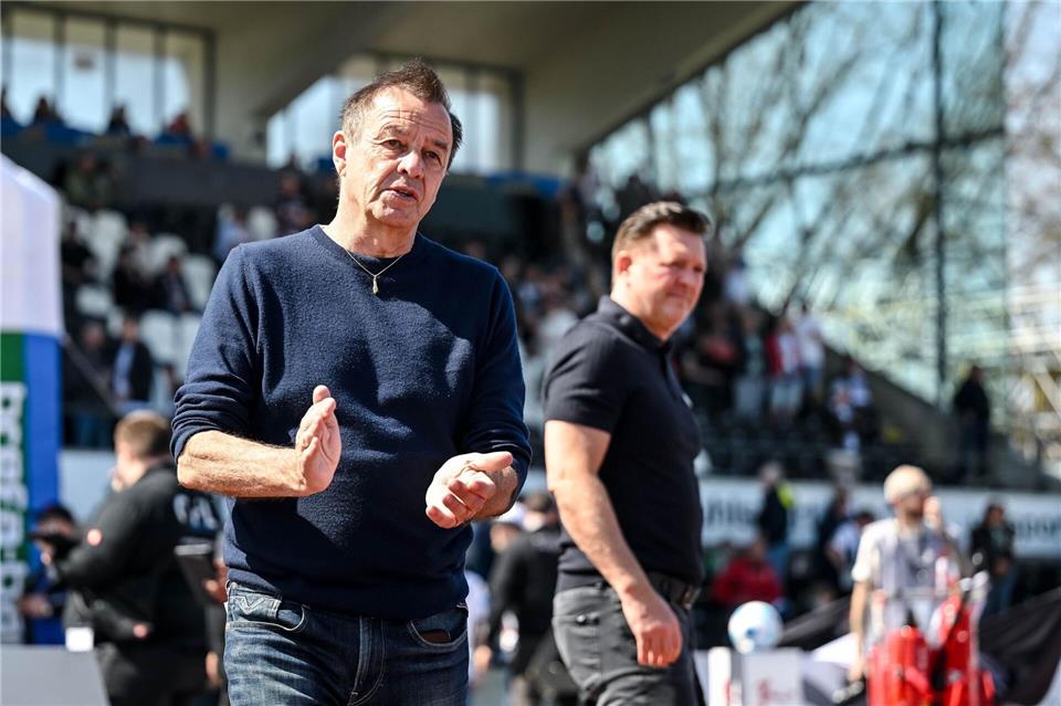 Magdeburg-Geschäftsführer Otmar Schork (l) hatte schnell einen Nachfolger für Trainer Christian Titz (r) gefunden.Harry Langer/dpa