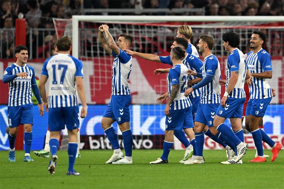 Magdeburg jubelt: Mateusz Zukowski (M) belohnt den wackeren Zweitligisten mit dem 1:1. Sven Hoppe/dpa