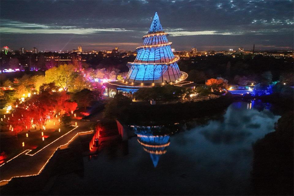 Magdeburg leuchtet bei der Lumagica im Elbauenpark.Peter Gercke/dpa