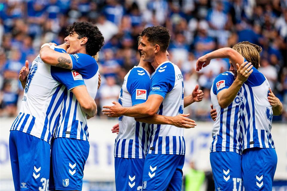 Magdeburger Erleichterung nach dem ersten Heimsieg der Saison.Julius Frick/dpa