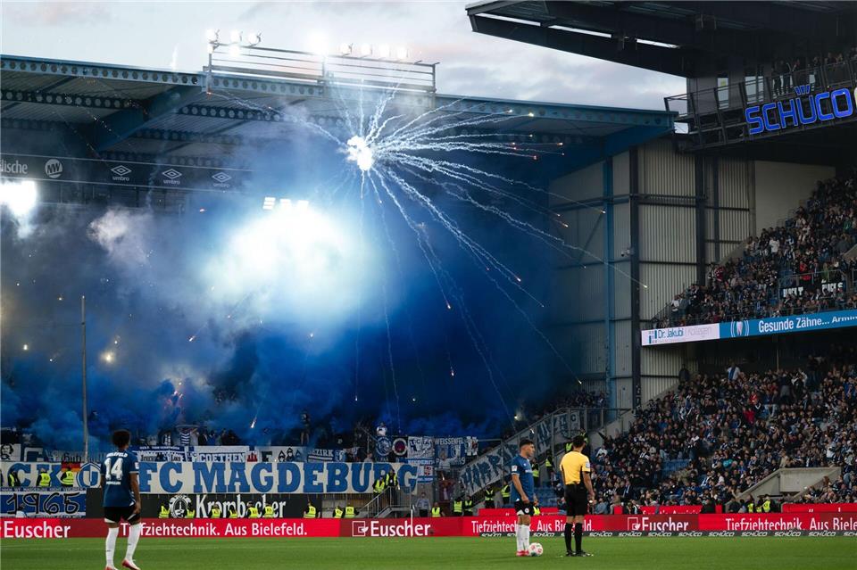 Arminia nach Sieg gegen Magdeburg Tabellenzweiter Magdeburger Fans sorgten für eine Unterbrechung der Partie in Bielefeld.Marius Becker/dpa