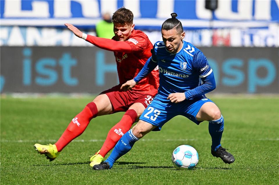 Magdeburgs Baris Atik (r) und Kaiserslauterns Jan Elvedi kämpfen um den Ball.Swen Pförtner/dpa