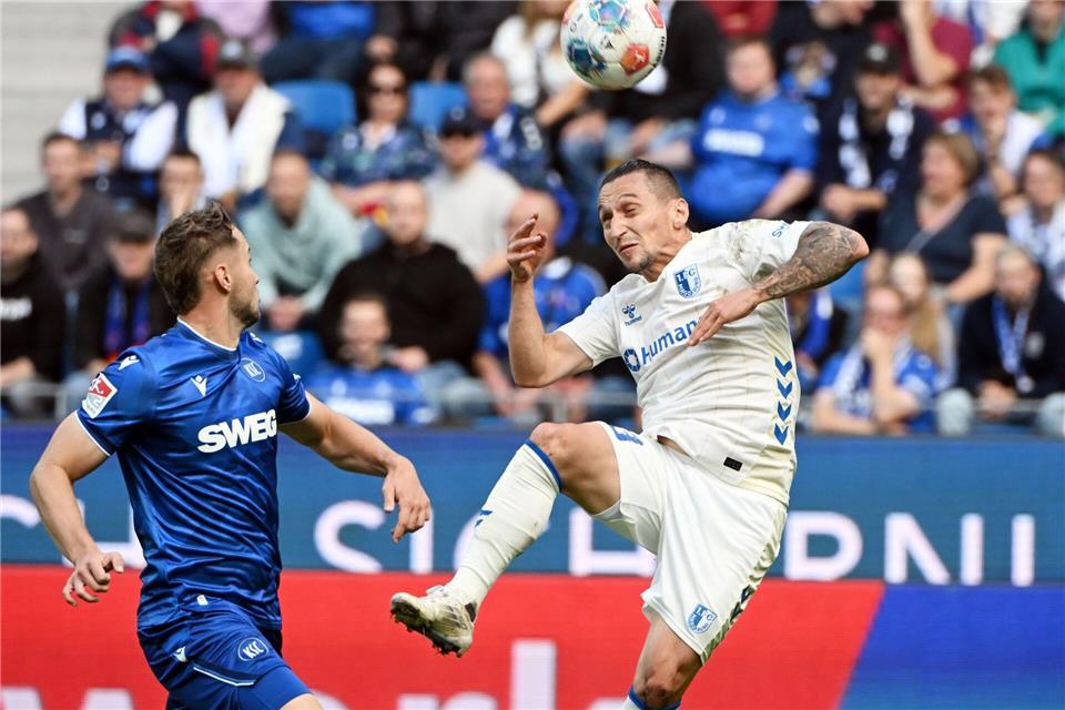 Nur einer trifft - KSC schlägt Magdeburg mit 1:0 Magdeburgs Baris Atik (r) vergab in der ersten Halbzeit zwei gute Torchancen. Uli Deck/dpa