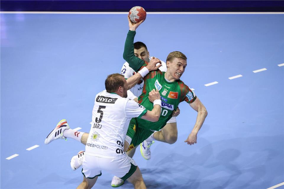 Magdeburgs Gisli Kristjansson setzt sich gegen zwei Berliner durch.Ronny Hartmann/dpa-Zentralbild/dpa