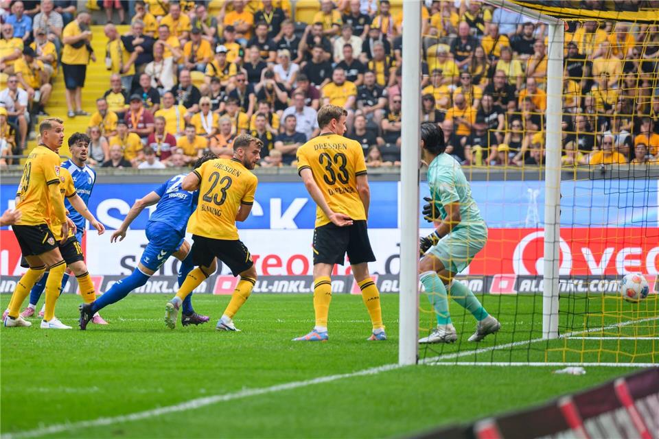 Magdeburgs Jean Hugonet (3.v.l.) trifft zum 1:0.Robert Michael/dpa
