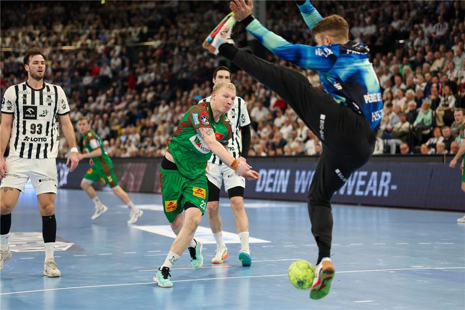 Magdeburgs Magnus Saugstrup (M) scheitert an Kiels Torwart Gonzalo Perez de Vargas.Frank Molter/dpa