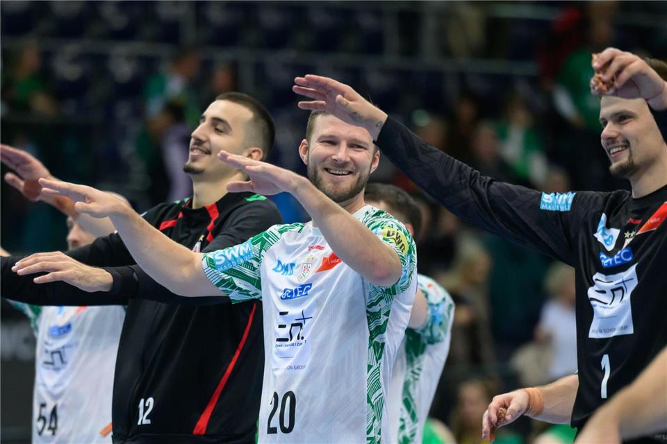 Magdeburgs Schlussmann Matej Mandić (l) feiert ein schnelles Wiedersehen mit seinem alten Club. (Archivbild)Hendrik Schmidt/dpa