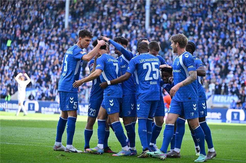 Magdeburgs Spieler bejubeln das Tor zum 1:0.Swen Pförtner/dpa