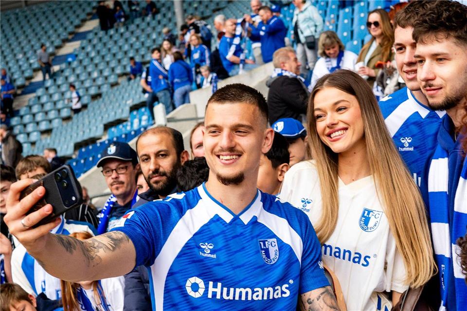 Magdeburgs Topstürmer Mateusz Zukowski (vorn) trug mit seinen Treffern maßgeblich zum Klassenerhalt beiJulius Frick/dpa