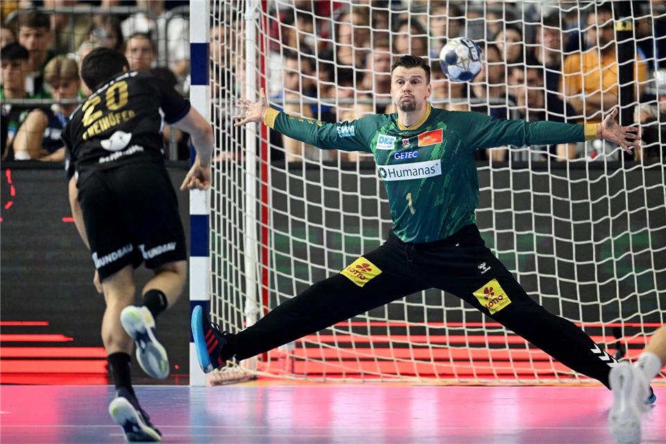 Magdeburgs Torhüter Sergey Hernandez (r) war ein Garant beim Gewinn der Champions LeagueMarius Becker/dpa