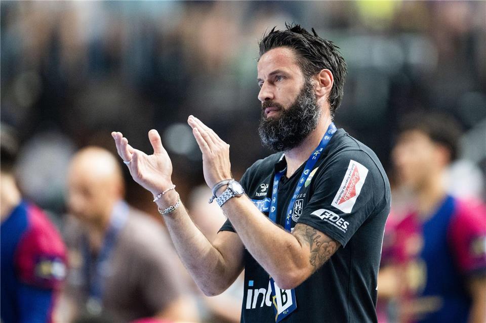 Magdeburgs Trainer Bennet Wiegert bleibt kaum Zeit, seine Mannschaft zu trainieren. (Archivbild)Marius Becker/dpa