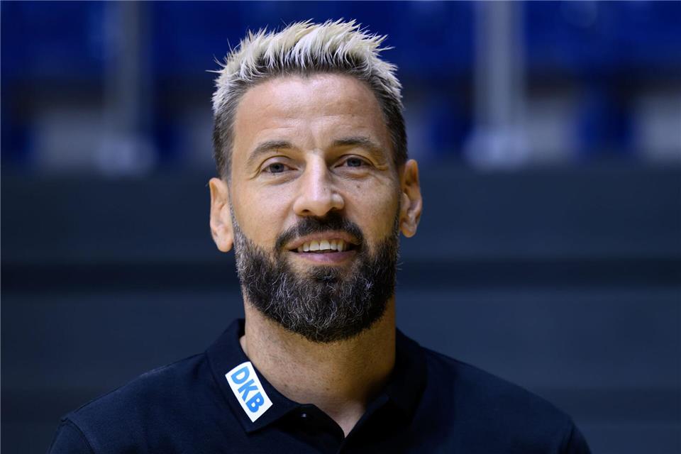 Magdeburgs Trainer Bennet Wiegert freut sich auf das erste Saison-Heimspiel gegen den ThSV Eisenach. (Archivbild)Hendrik Schmidt/dpa