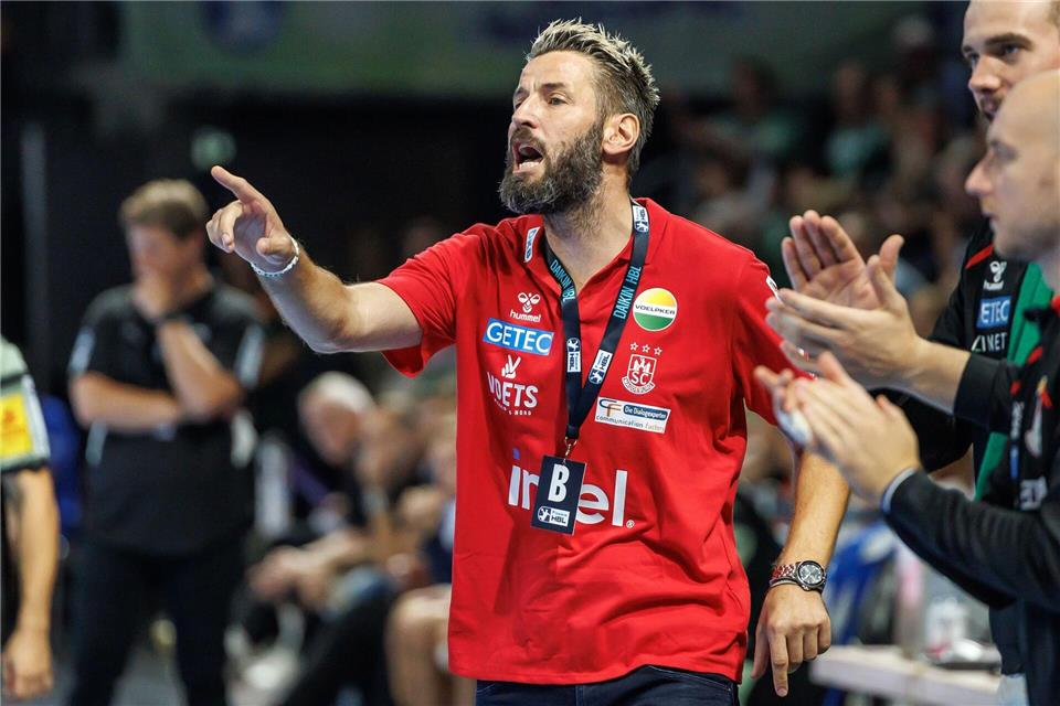 Magdeburgs Trainer Bennet Wiegert ist angesichts vieler Spiele voll gefordert.Andreas Gora/dpa