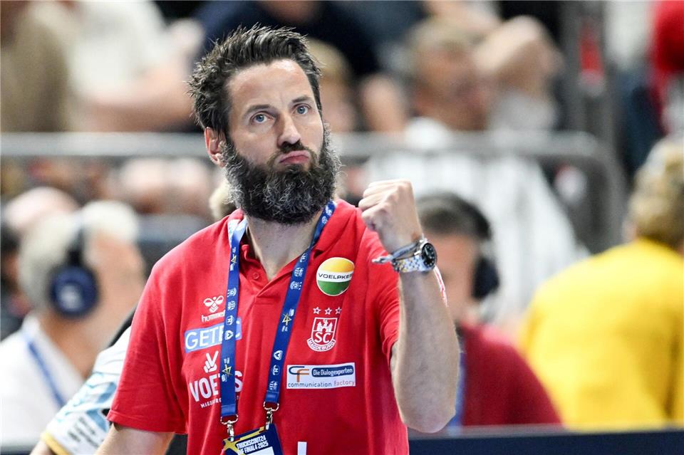 Magdeburgs Trainer Bennet Wiegert sieht die Verpflichtung von Weltstars in die Bundesliga nicht nur euphorisch.Marius Becker/dpa