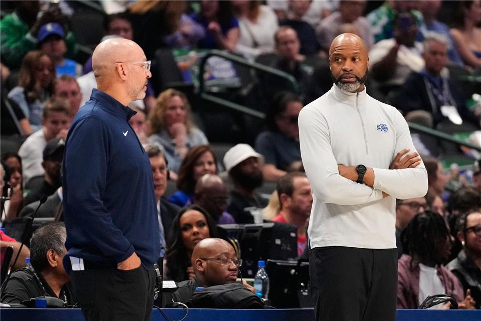 Magic-Trainer Mosley (r) steht zunehmend in der Kritik. (Archivbild)Tony Gutierrez/AP/dpa