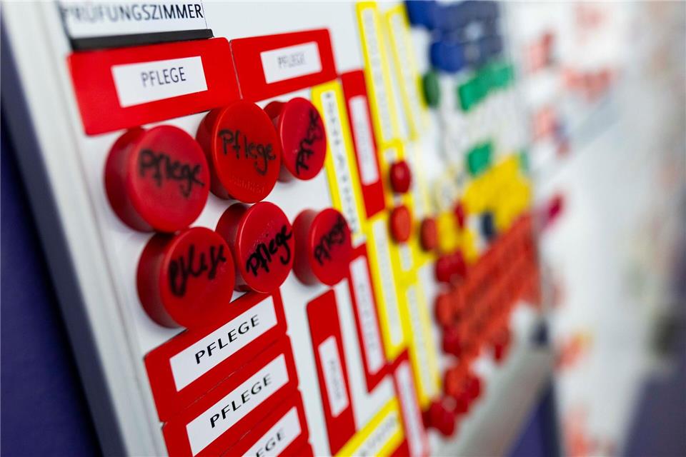 Magnete auf einer Planungstafel – im Krankenhausalltag ist es nicht immer leicht, den Überblick zu behalten.Michael Matthey/dpa