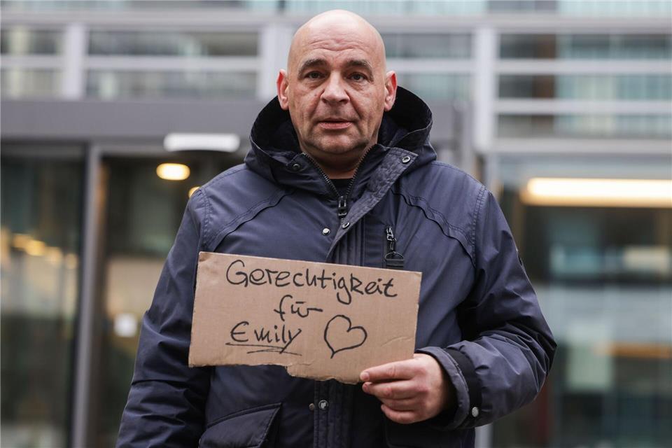 Mahnwache von Emliys Vater vor Schulministerium (Archivbild)Oliver Berg/dpa