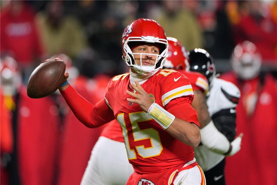 Mahomes hat einen neuen Vertrag bei den Chiefs und verdient noch mehr Geld. (Archivfoto)Charlie Riedel/AP/dpa