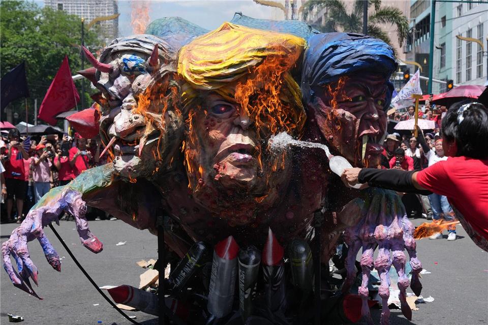 Maikundgebung in Manila: Demonstranten verbrennen Bildnisse von Trump, Netanjahu und Marcos Jr.Aaron Favila/AP/dpa