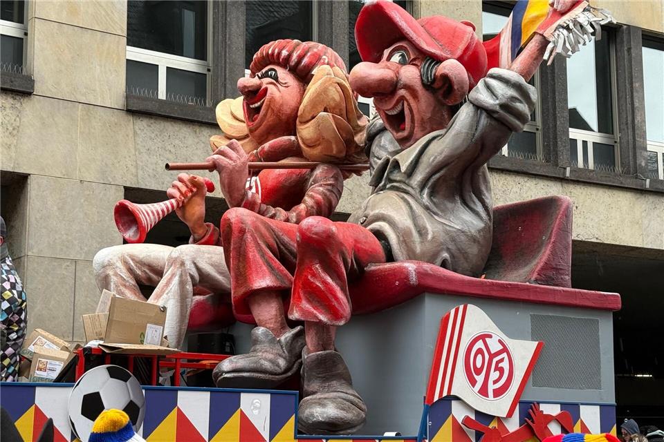 Mainz 05 ist beim Rosenmontagsumzug dabei. Bernd Glebe/dpa