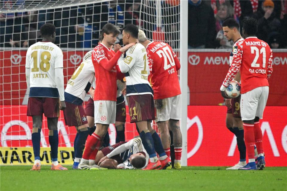 Mainz 05 und der Hamburger SV lieferten sich ein hitziges Duell.Torsten Silz/dpa