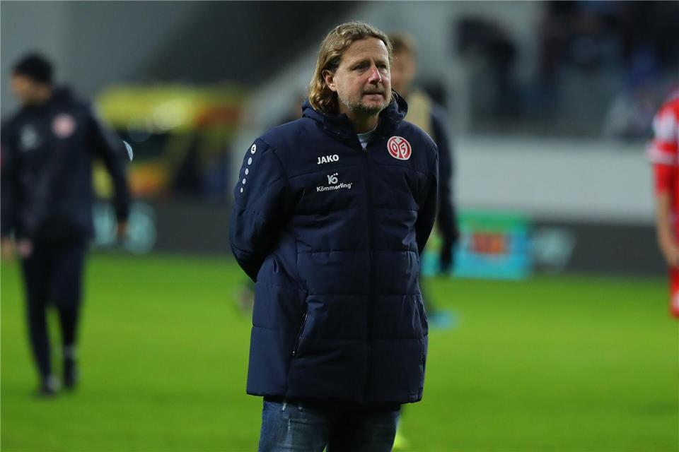 Mainz-Coach Bo Henriksen kritisierte Stürmer Nelson Weiper und auch sich selbst nach dem 0:1 in Craiova.Constantin Stefan/dpa