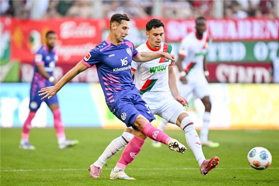 Mainz-Profi Dominik Kohr (links) und Augsburgs Fabian Rieder kämpfen um den Ball.Harry Langer/dpa