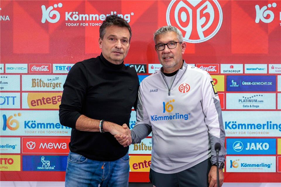 Mainz-Sportvorstand Christian Heidel (l) hofft auf die Rettung durch Henriksen-Nachfolger Urs Fischer. (Archivbild)Jörg Halisch/dpa