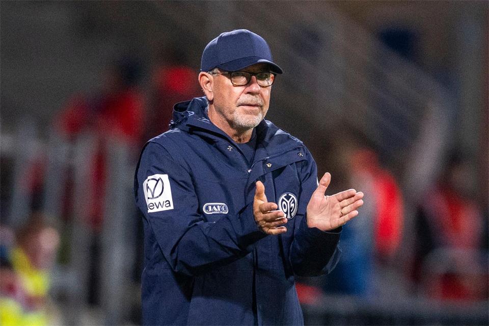 Mainz Trainer Urs Fischer musste mit seiner Mannschaft die erste Auswärtsniederllage der Saison hinnehmen.David Inderlied/dpa