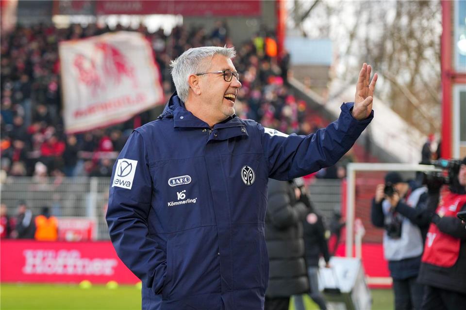 Mainz-Trainer Urs Fischer winkt bei seiner Rückkehr nach Berlin ins Publikum. Soeren Stache/dpa