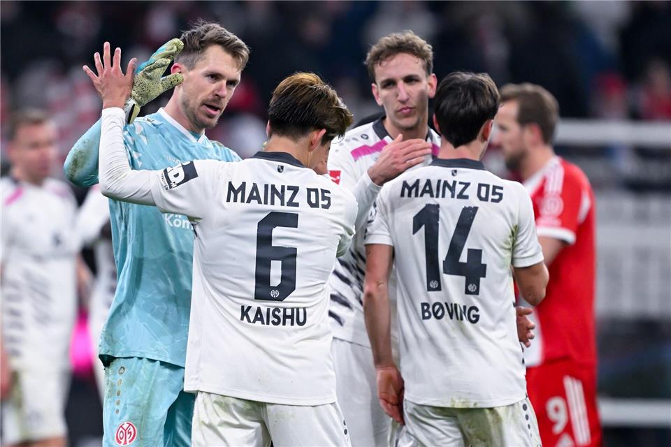 Mainz mit Torhüter Daniel Batz (l.): großer Achtungserfolg beim 2:2 im Hinspiel in München. (Archivbild) Sven Hoppe/dpa