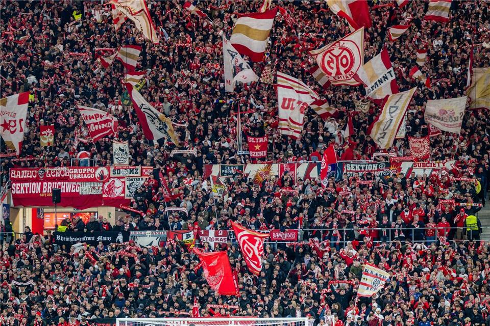 Henriksen rotiert kräftig – Mainz siegt in Europa weiter Mainzer Fans feiern den Europapokal-Abend.Torsten Silz/dpa