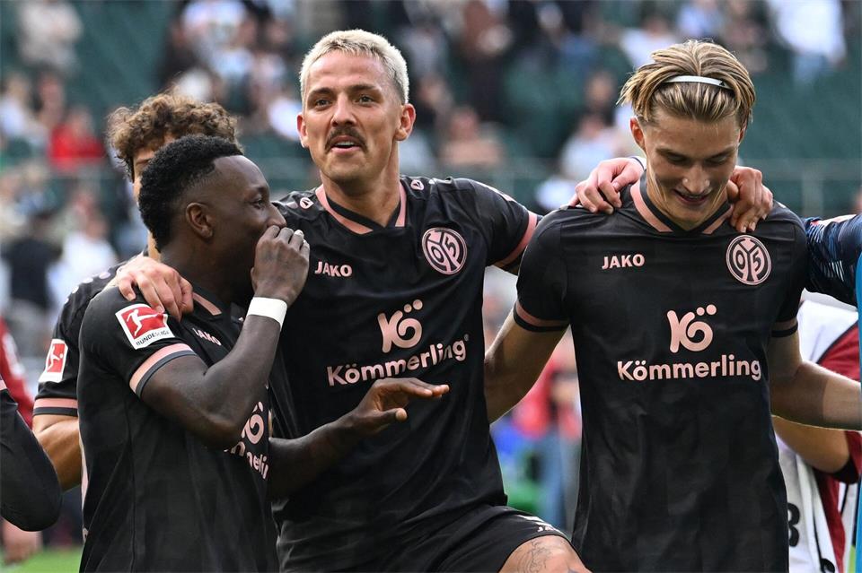 Mainzer Profis singen und lachen nach dem 4:3-Erfolg in Gladbach.Federico Gambarini/dpa