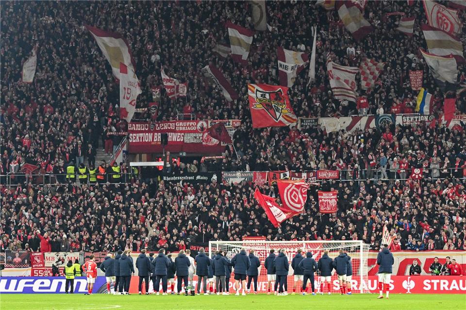 Mainzer Spieler lassen sich von der Fankurve für das 2:0 feiernTorsten Silz/dpa