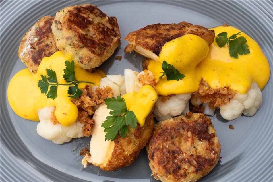 Maishähnchenbrust mit Blumenkohl und leuchtend gelber Safran-Kardamom-Sauce ist eine Kreation von Küchenchef Thomas Bucher aus dem Altenburger Land.Andreas Drouve/dpa-tmn