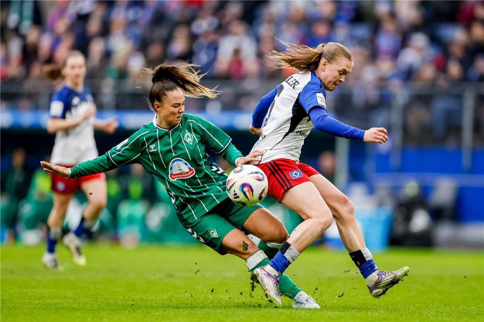 Maja Sternad (l, Werder Bremen) und Annaleen Böhler (Hamburger SV) kämpfen um den Ball.Philipp Szyza/dpa