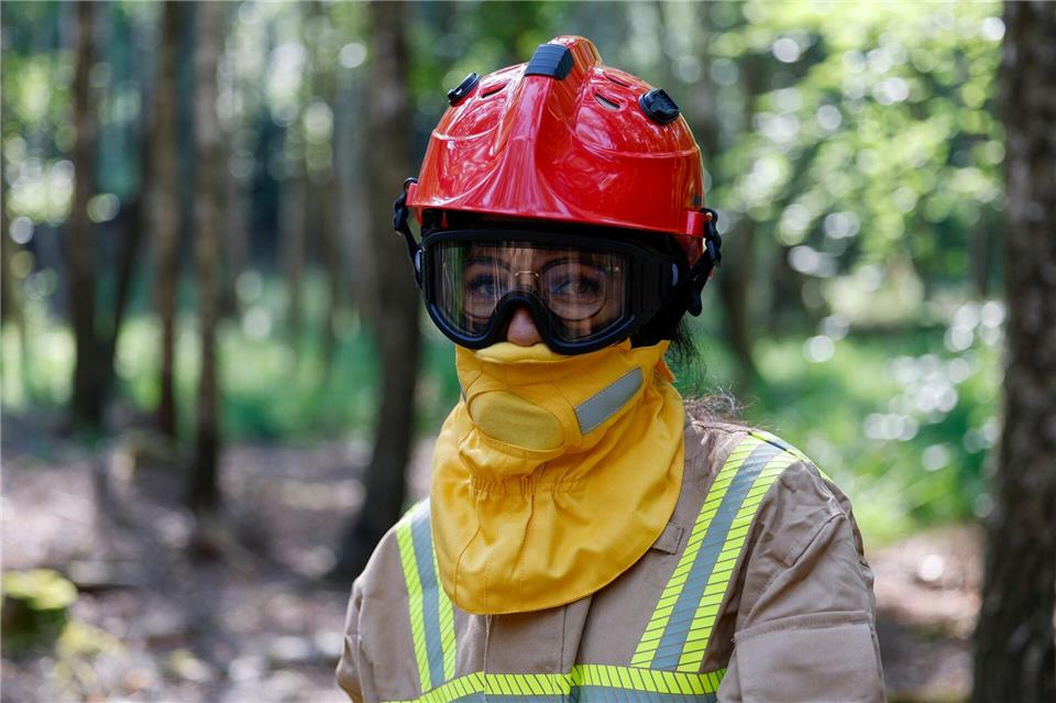 Majka Hutmacher, Mitglied der freiwilligen Feuerwehr Simmerath, trägt die neue Schutzkleidung zur Waldbrandbekämpfung.Thomas Banneyer/dpa
