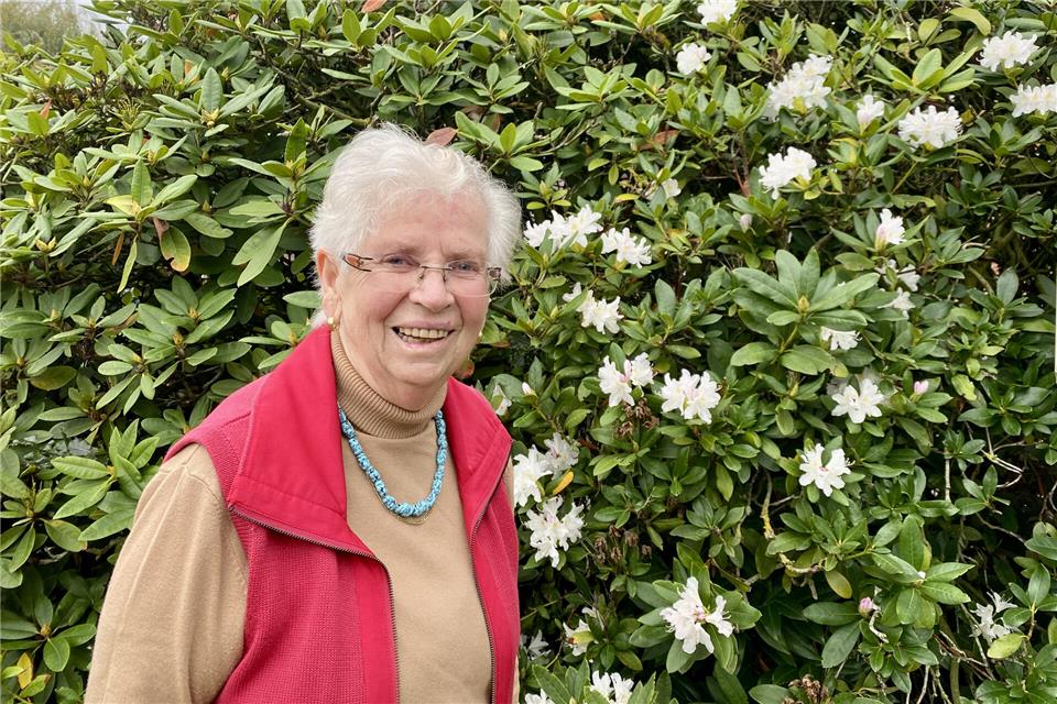 Kleines Wunder der Natur: Rhododendron blüht mitten im Oktober Majo Storcks sieht in ihrem Strauch ein kleines Wunder der Natur und zugleich einen Beweis des Klimawandels.
