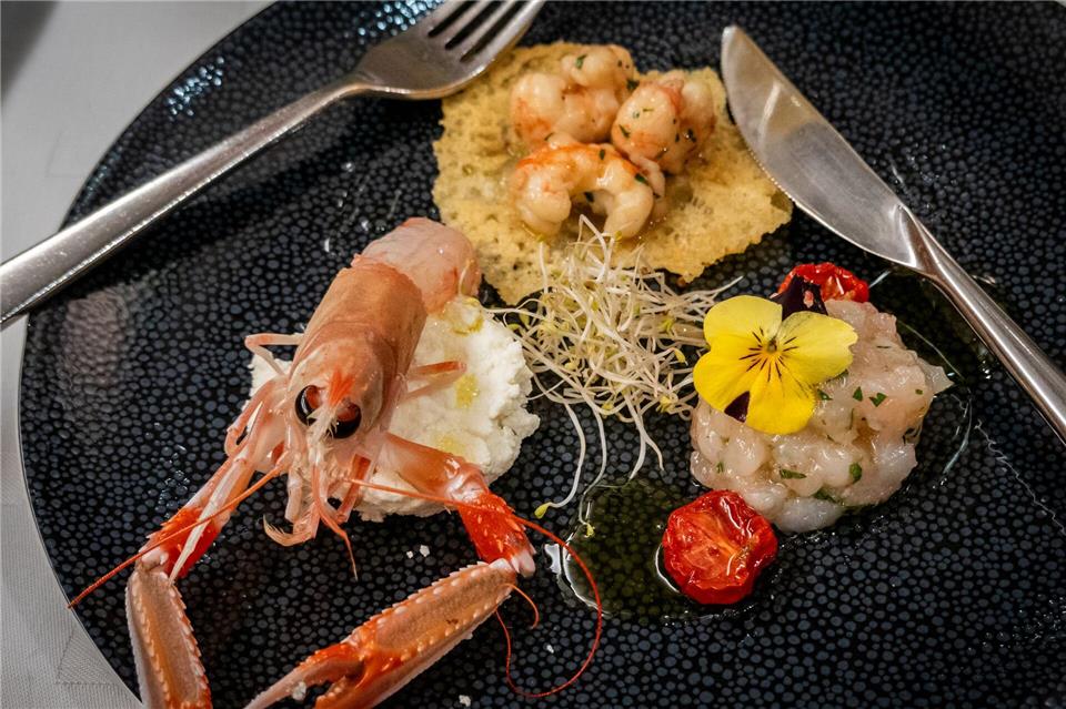 Mal auf Hüttenkäse, mal auf Käsechip: Die Scampi-Trilogie von David Žilić spielt mit Kontrasten zwischen warm und kalt, cremig und knusprig. Andreas Drouve/dpa-tmn