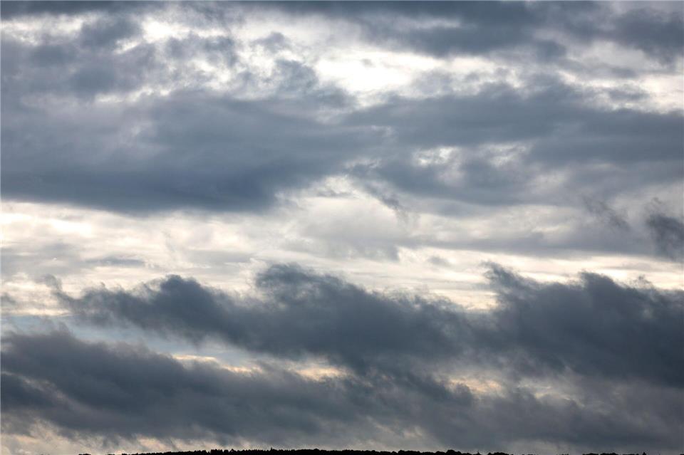 Mal dichte Wolken, mal Schauer, mal Auflockerung: Es wird wieder herbstlicher in NRW. (Archivbild)Thomas Banneyer/dpa