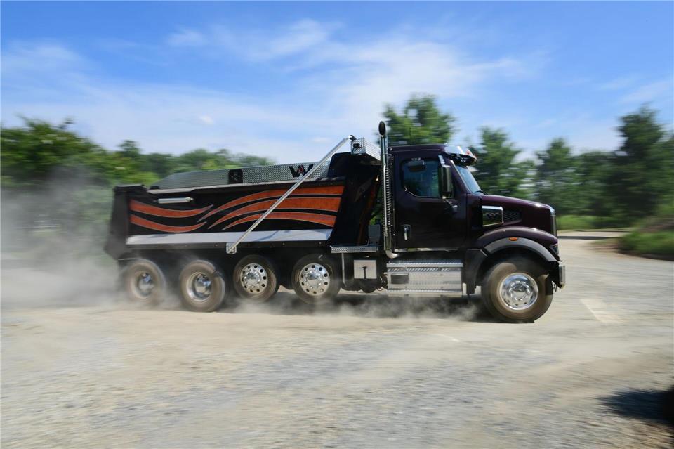 Mal richtig Staub aufwirbeln - herrlich: Wir drehen eine Runde im Western Star 49X als Kipper.Fabian Hoberg/dpa-tmn