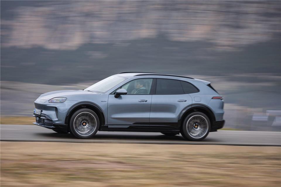 Mal so richtig Gas geben: Wer im dynamischsten Cayenne sitzt, kann sich bestenfalls in 2,5 Sekunden aus dem Stillstand auf Tempo 100 katapultieren. Porsche AG/dpa-tmn