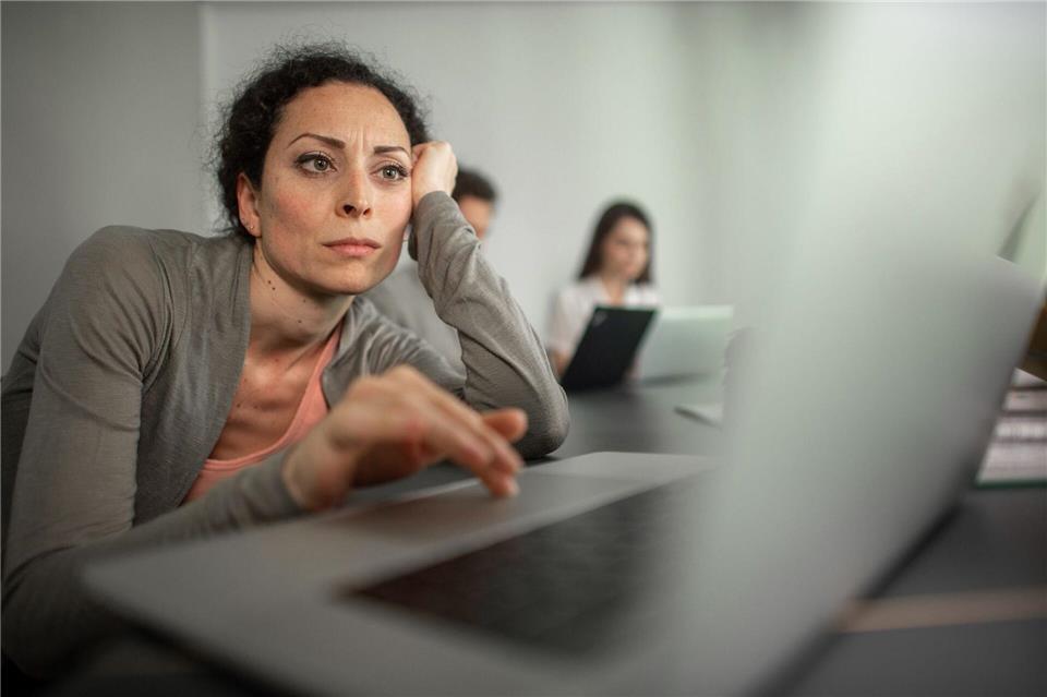 Mal wieder vom Job in frustriert? Dann kann ein Perspektivwechsel helfen, in der „Gestört GmbH“ weiter klarzukommen.picture alliance/dpa/dpa-tmn