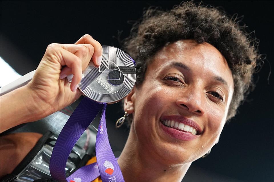 Malaika Mihambo freute sich über WM-Silber.Michael Kappeler/dpa