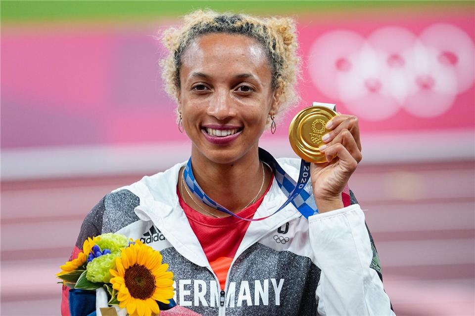 Mihambo: Gentests vor WM-Start lassen Fragen offen Malaika Mihambo wurde 2021 in Tokio Olympiasiegerin.Michael Kappeler/dpa